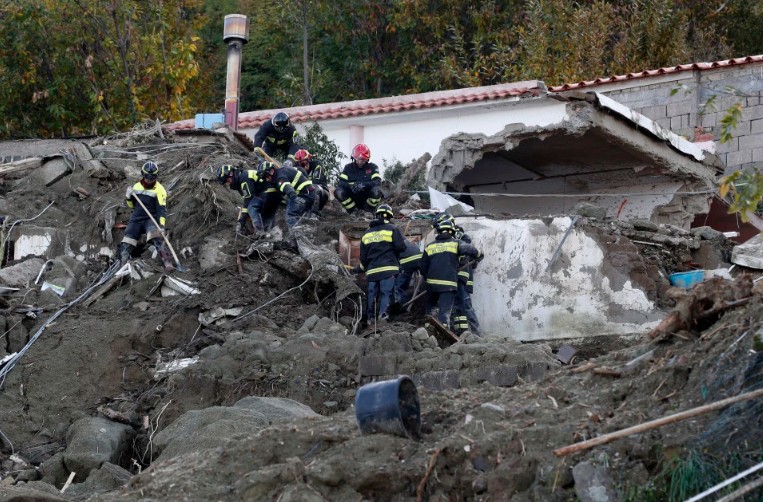 意大利南部山体滑坡造成8人死亡二号站