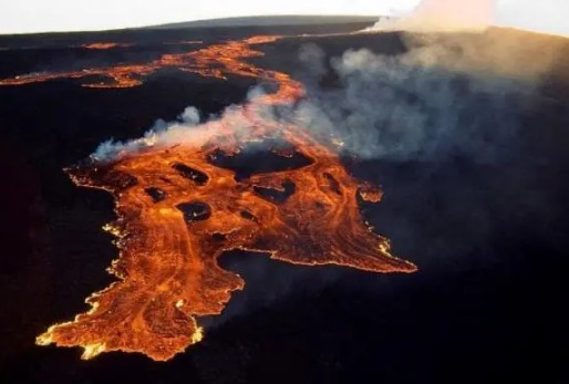 世界最大活火山开始喷发 二号站美国升级警戒级别至“警告”