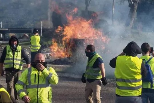焚烧汽车2号站、暴发冲突！法国第四轮抗议，近百万人罢工