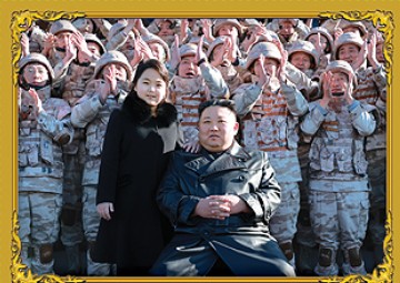 金正恩女二号站儿将首登朝鲜邮票：与父亲手挽手，亲临武器试射场