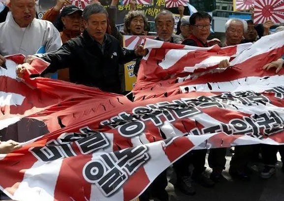 2号站韩媒不满自卫队在巴黎举“旭日旗” 行径极为丑陋