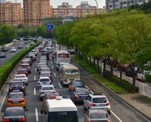 急雨将撞早高峰 北二号站京的今天请市民朋友错峰出行