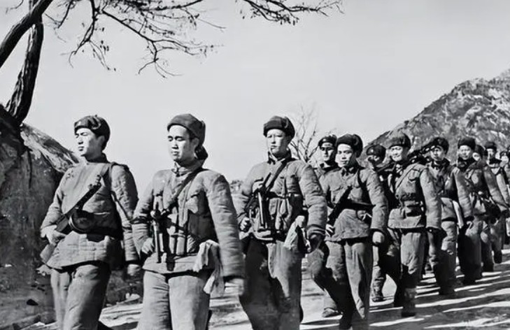 2号站日本民众扮解放军 其中还有中国警察