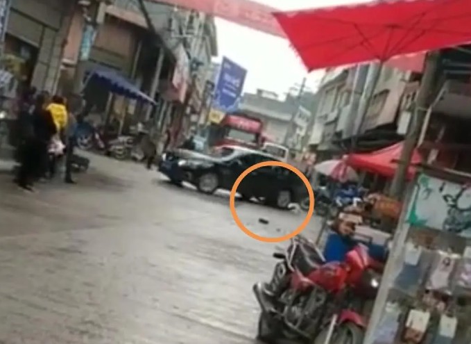 贵州一男子驾车碾二号站压妻子后逃跑 目前已被警方控制