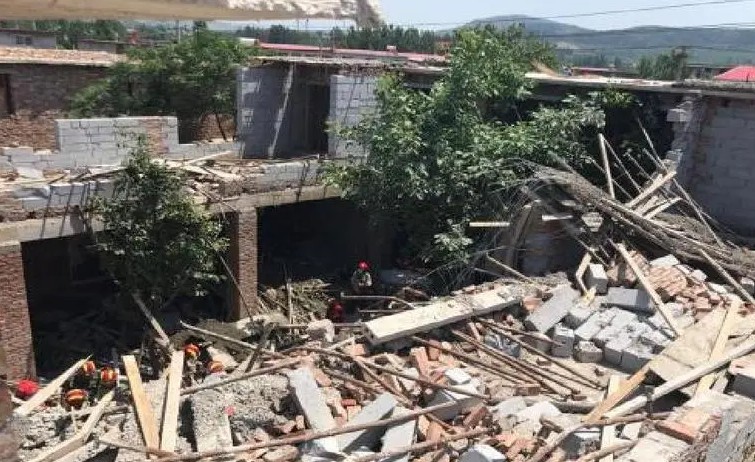 2号站荆门一民房倒塌 事故中有3人因救治无效死亡