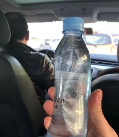 2号站乘客在滴滴专车上喝到尿 这是怎么回事呢？