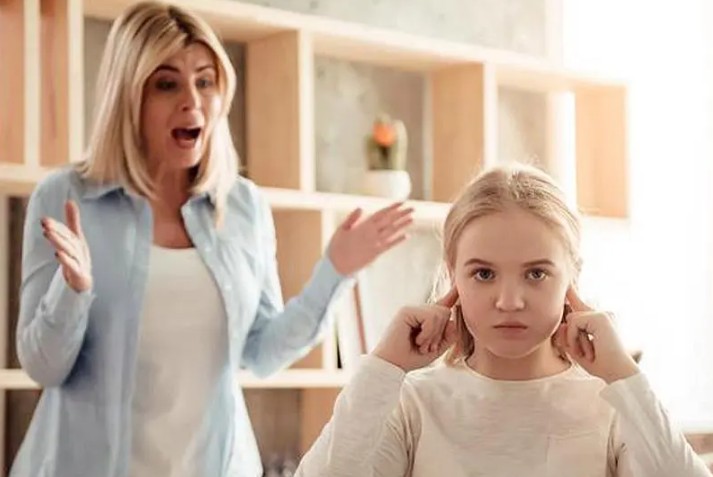 二号站两名儿童玩耍时发生冲突 用恶语驱赶现场劝解的群众