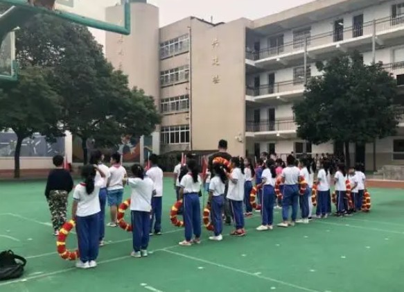 长沙60余小学生被“罚跪”2号站 学校回应已解聘老师