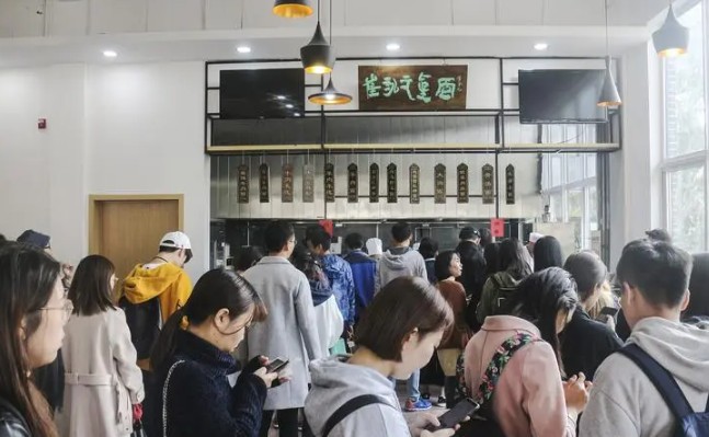 2号站高校开崔永元真面饭馆 经营项目以面条为主