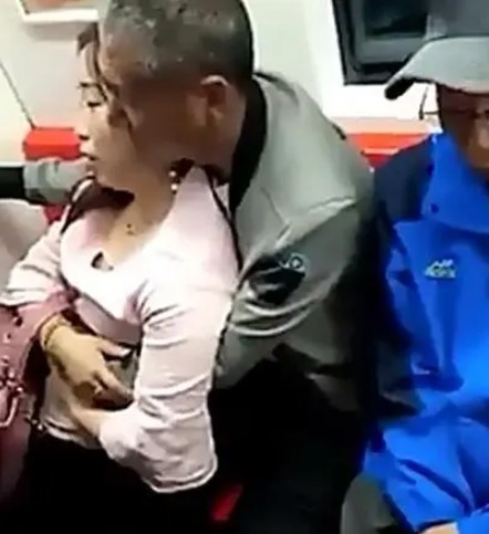 66岁老人武汉地铁上殴打女孩 依法行政拘留5日二号站