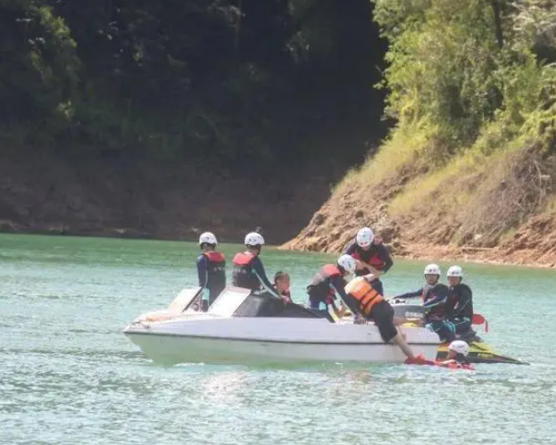 二号站四川乐山800余名师生秋游困小岛 紧急营救下成功脱险