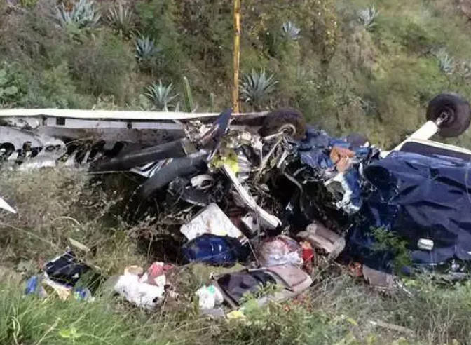 云南一小飞机在新疆坠毁2人死亡 天该飞机没有飞行计划2号站