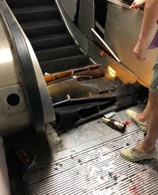 罗马一地铁站自动扶梯失控多乘客坠落 现场一片混乱2号站