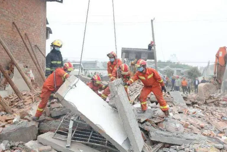 武汉一民房坍塌致1人身亡 救援仍在进行中2号站