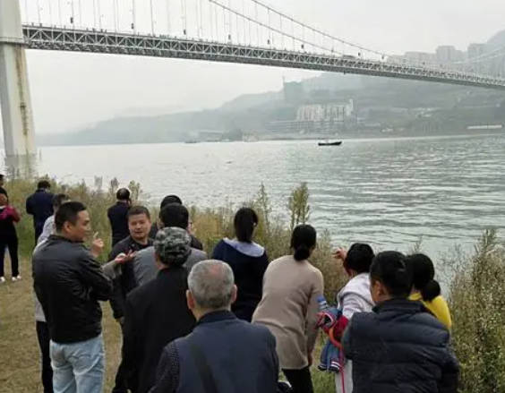 重庆公交坠江瞬间画面曝光 车辆落水后发生侧翻2号站
