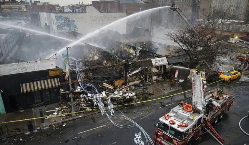 纽约一直升机触碰输电线后起火坠毁2号站