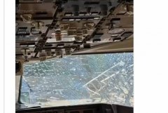 <strong>又是飞机驾驶舱窗户玻璃破裂 2号站客机</strong>