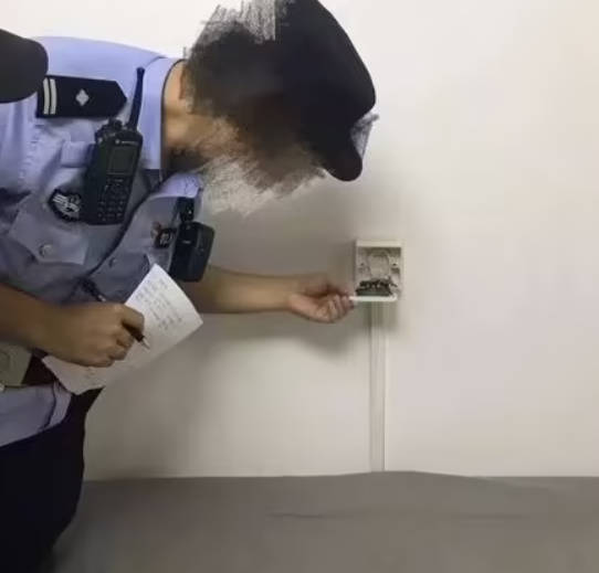 夫妇卧室现摄像头 2号站为的是看男主人