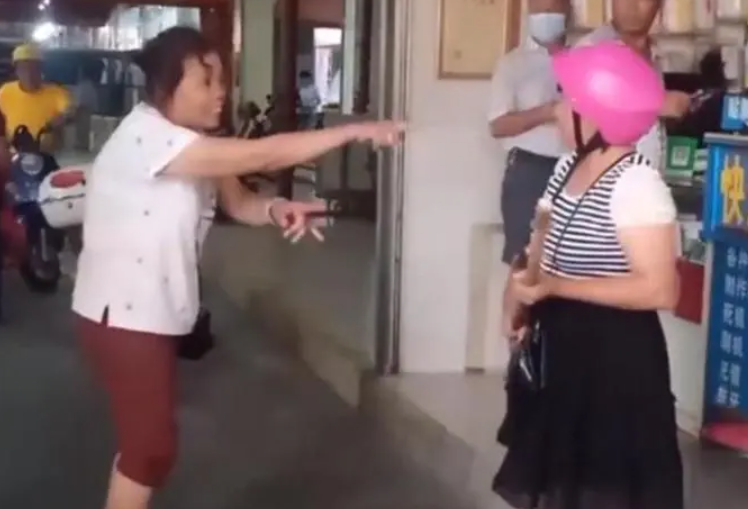 2号站两大妈吵架 其中一人因争吵真的“气死人”了