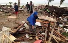 <strong>印尼海啸至少430人死亡 争取发现更多幸存</strong>