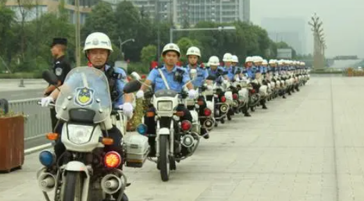 四川绵阳城区部分交警今起带枪巡逻 已经启动了形式二号站