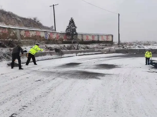 广西雨雪冰冻天气致多条道路交通中断 临时采取交通管制措施2号站
