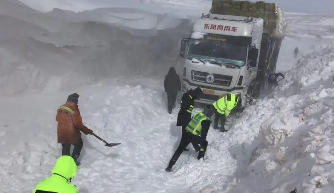 青海共玉高速积雪达8米 道路抢通工作仍在继续2号站