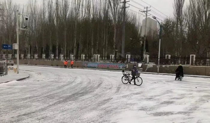 内蒙古呼和浩特大范围降雪 降雪深度已达4厘米左右二号站