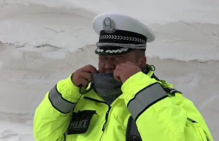 风吹雪致青海共玉高速积雪达8米 一线民警仍在大风中继续工作二号站