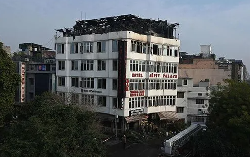 印度德里一酒店发生火灾 至少造成17人死亡2号站